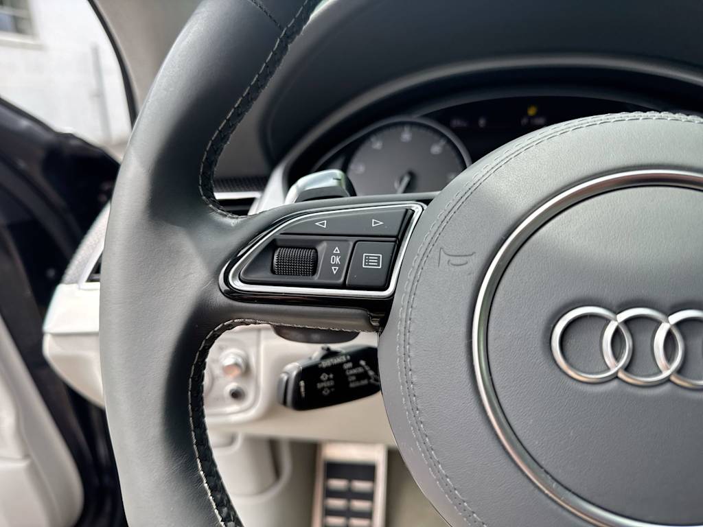 Thumbnail: 2015 Audi S8 - 31