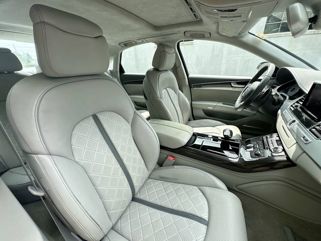 Thumbnail: 2015 Audi S8 - 27