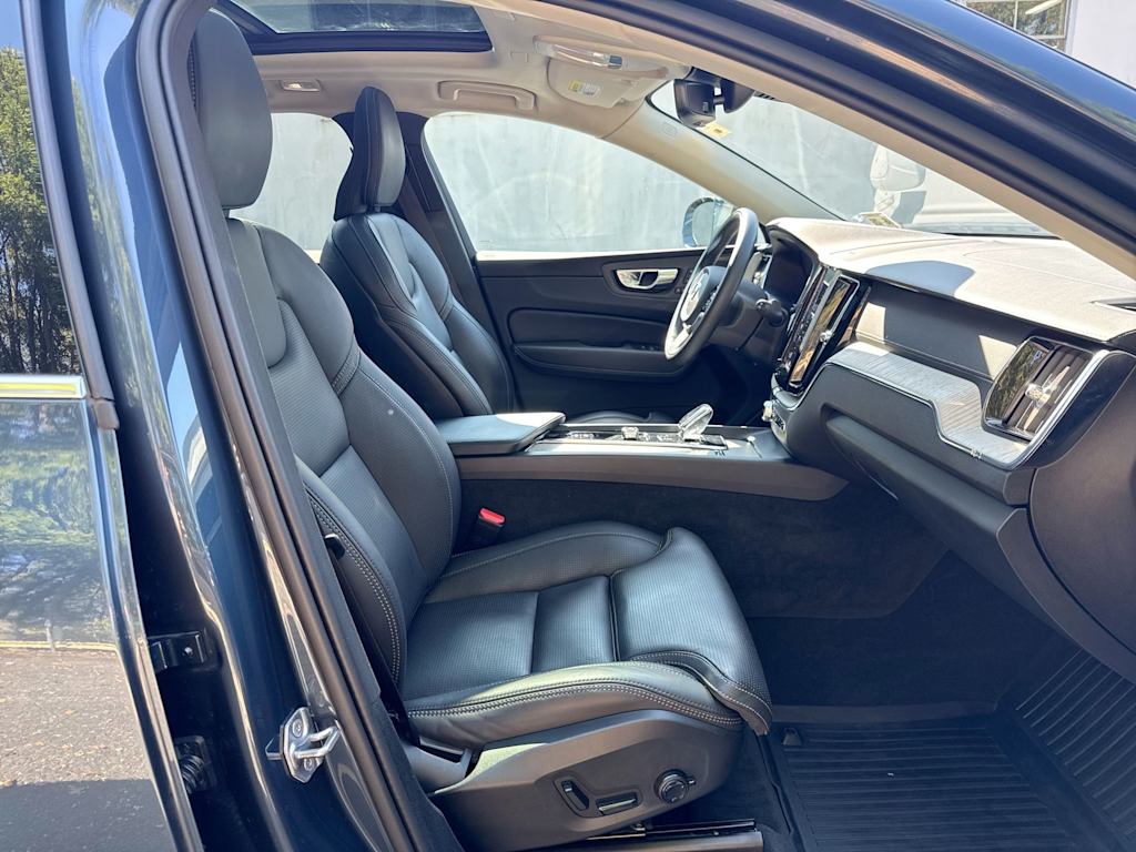 Thumbnail: 2022 Volvo XC60 - 10