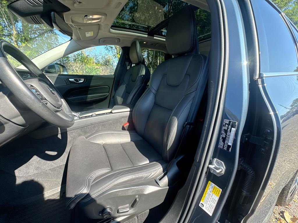 Thumbnail: 2022 Volvo XC60 - 27