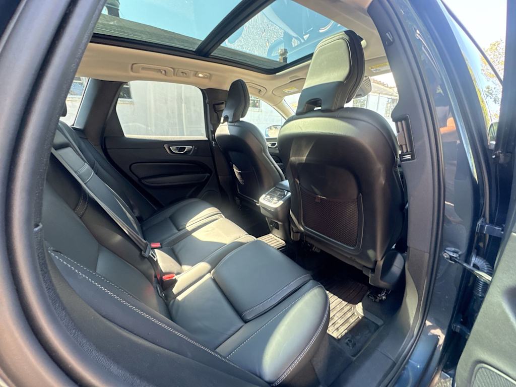 Thumbnail: 2022 Volvo XC60 - 25