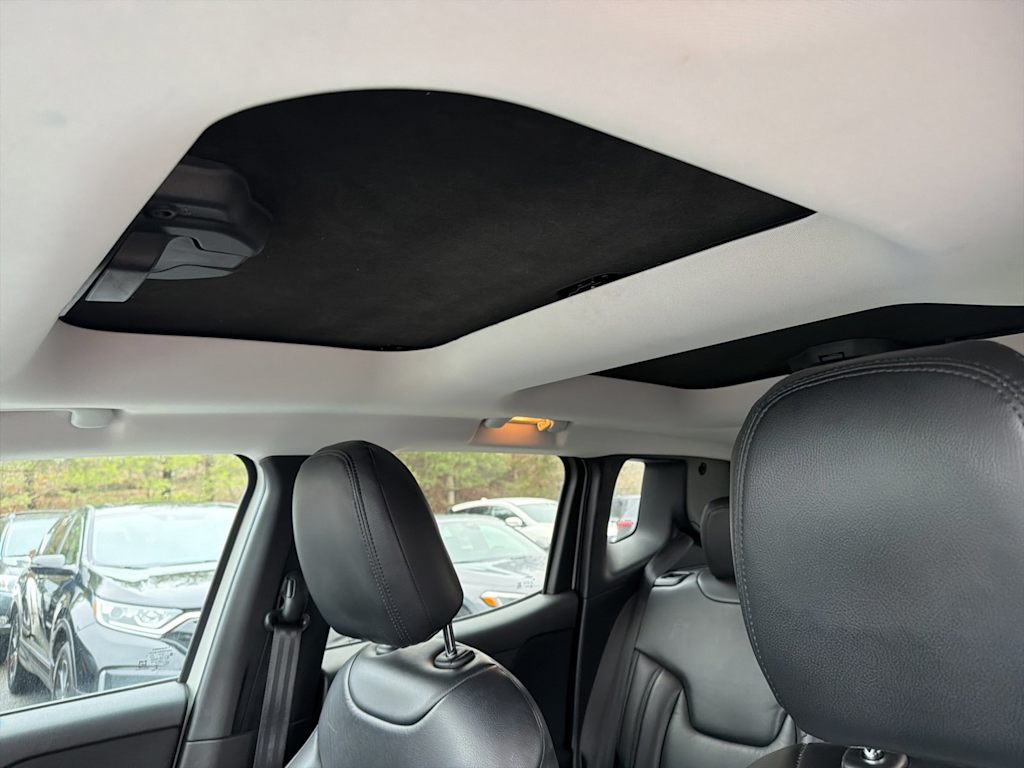 Thumbnail: 2016 Jeep Renegade - 24