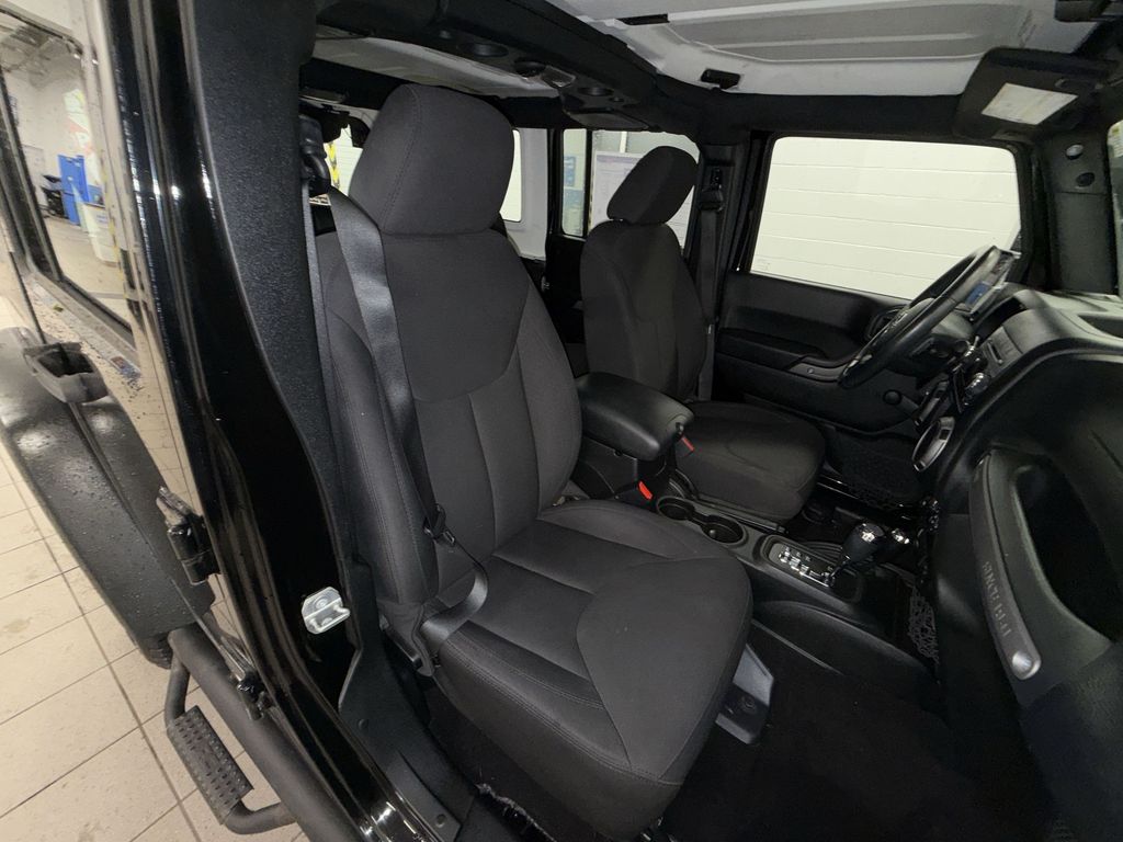 Thumbnail: 2017 Jeep Wrangler - 9