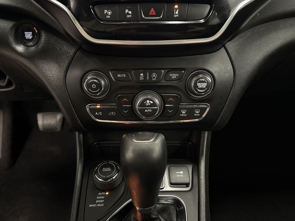 Thumbnail: 2021 Jeep Cherokee - 25