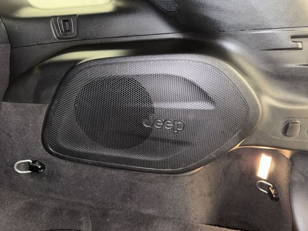 Thumbnail: 2021 Jeep Cherokee - 30