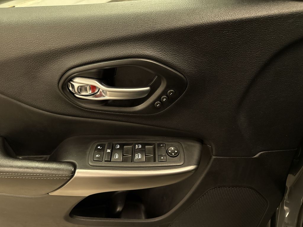 Thumbnail: 2021 Jeep Cherokee - 26