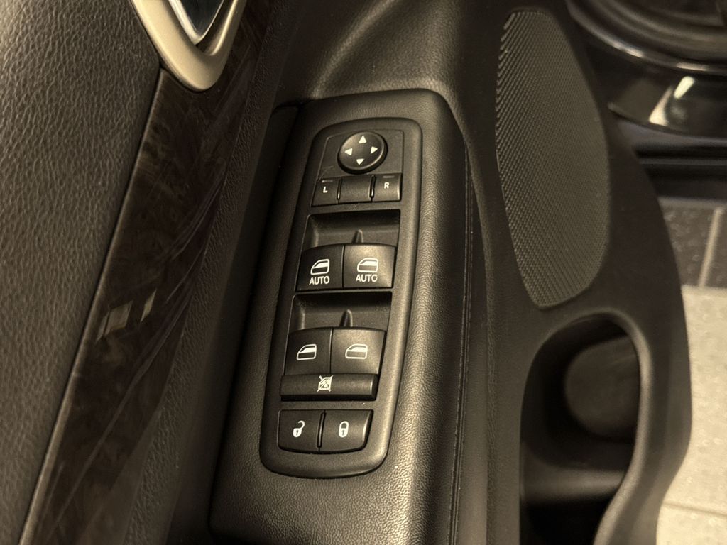 Thumbnail: 2012 Jeep Grand Cherokee - 24