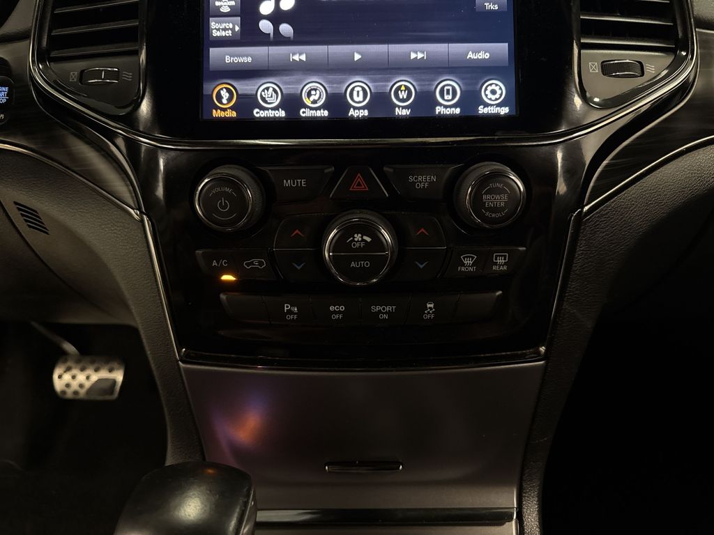 Thumbnail: 2020 Jeep Grand Cherokee - 24