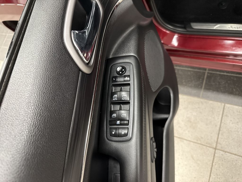 Thumbnail: 2020 Jeep Grand Cherokee - 25