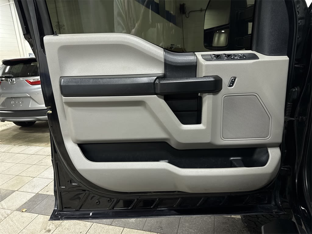 Thumbnail: 2019 Ford F-350 - 28