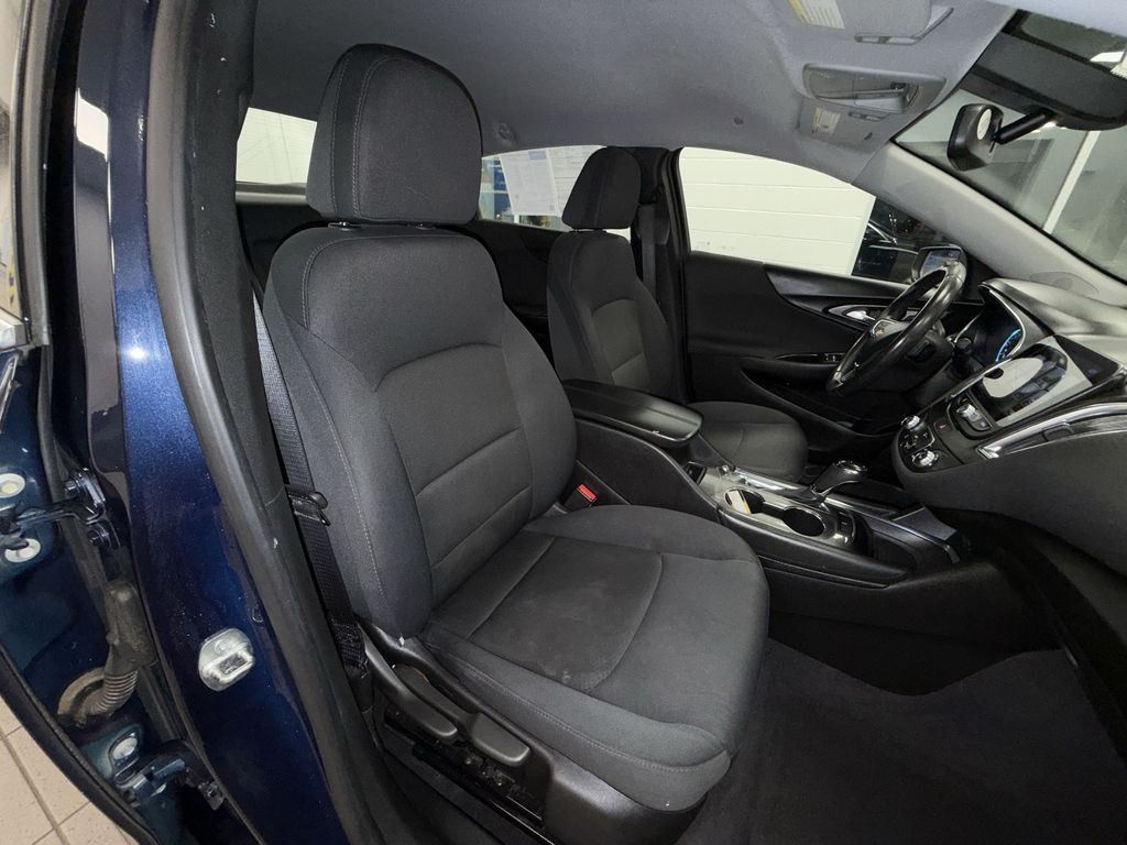 Thumbnail: 2016 Chevrolet Malibu - 9
