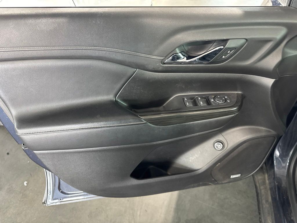 Thumbnail: 2019 GMC Acadia - 17