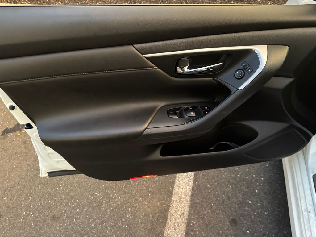 Thumbnail: 2016 Nissan Altima - 17