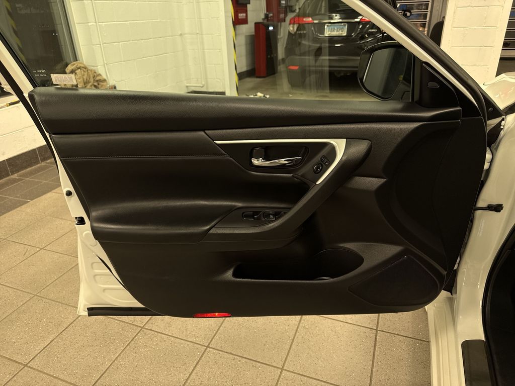 Thumbnail: 2016 Nissan Altima - 33