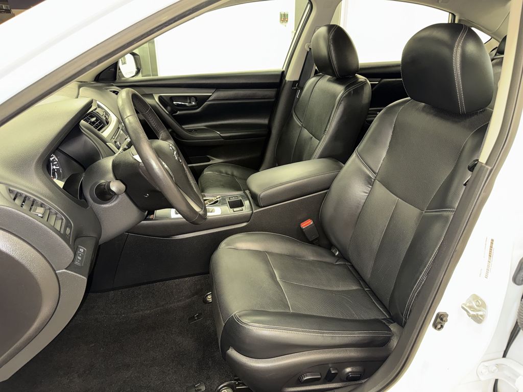 Thumbnail: 2016 Nissan Altima - 9