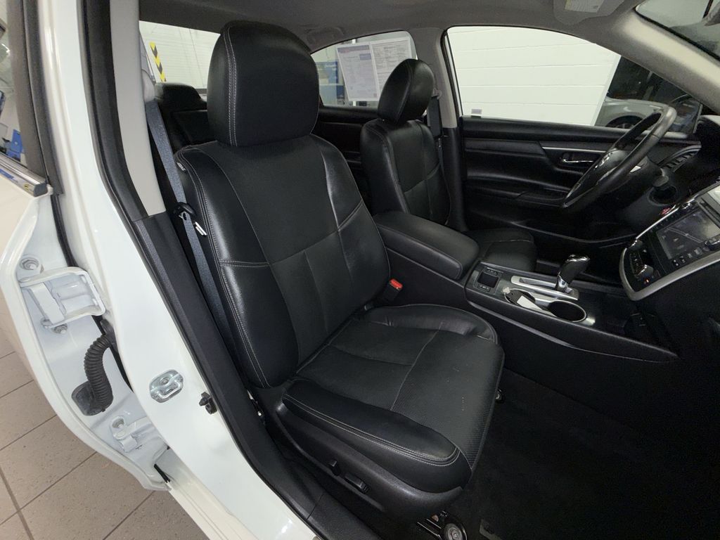 Thumbnail: 2016 Nissan Altima - 10