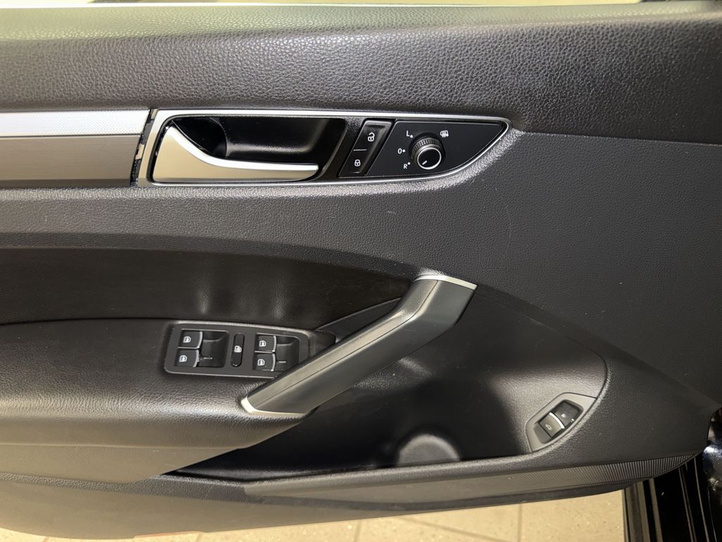Thumbnail: 2017 Volkswagen Passat - 22