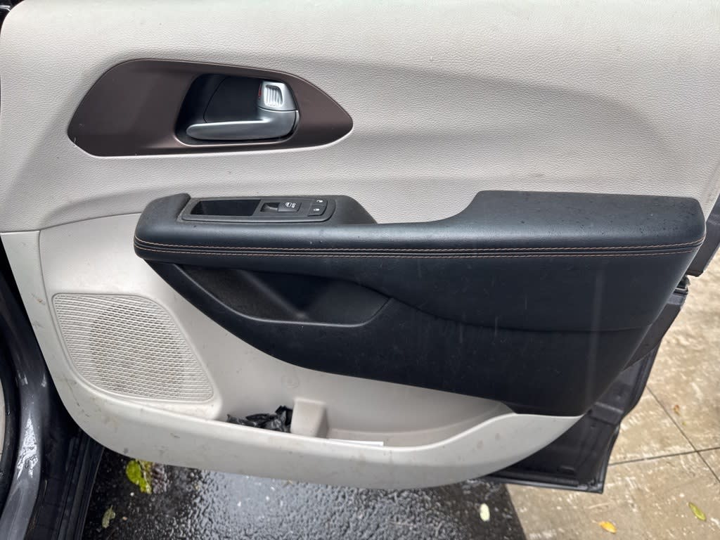 Thumbnail: 2017 Chrysler Pacifica - 19