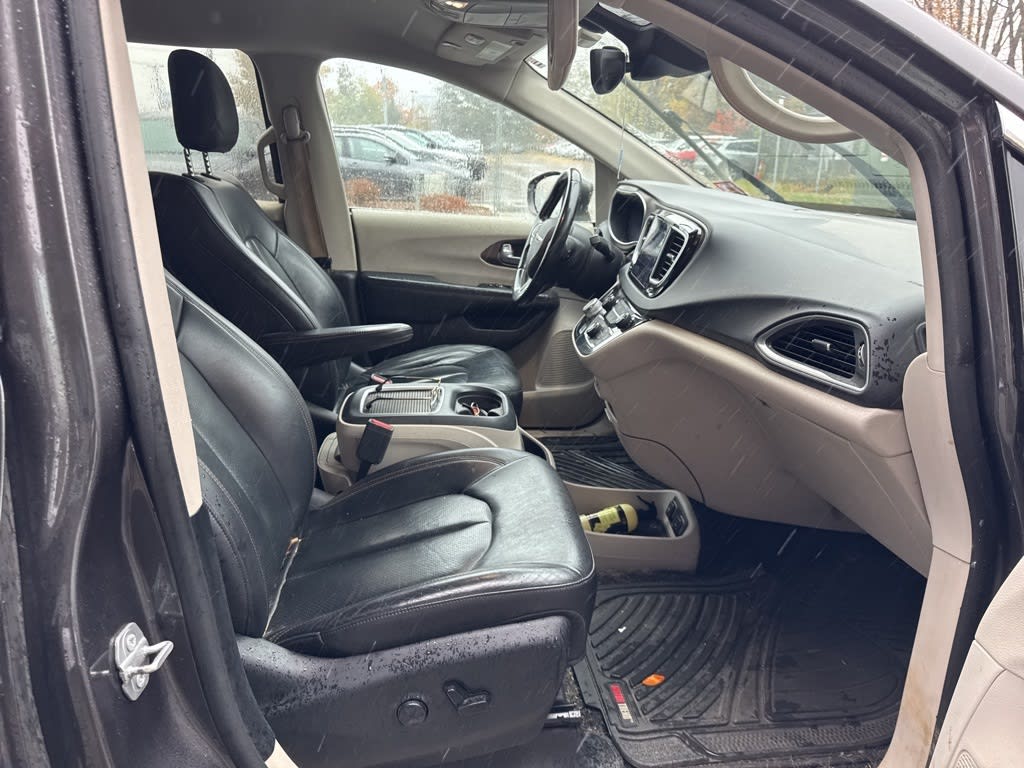 Thumbnail: 2017 Chrysler Pacifica - 10