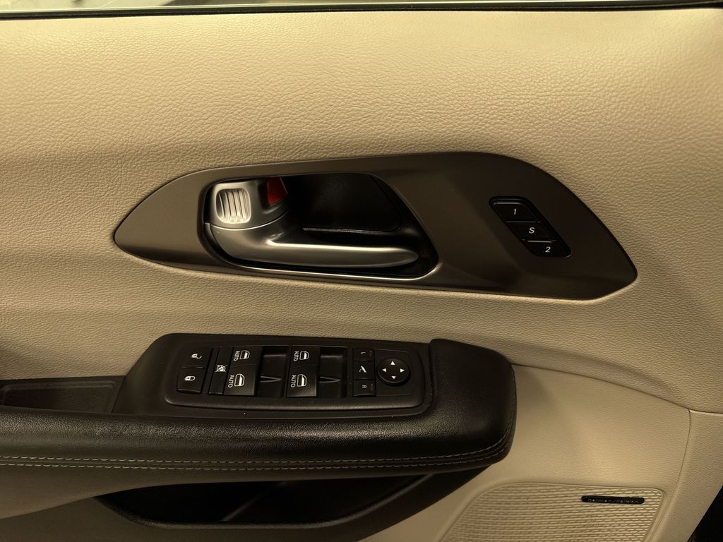 Thumbnail: 2017 Chrysler Pacifica - 26