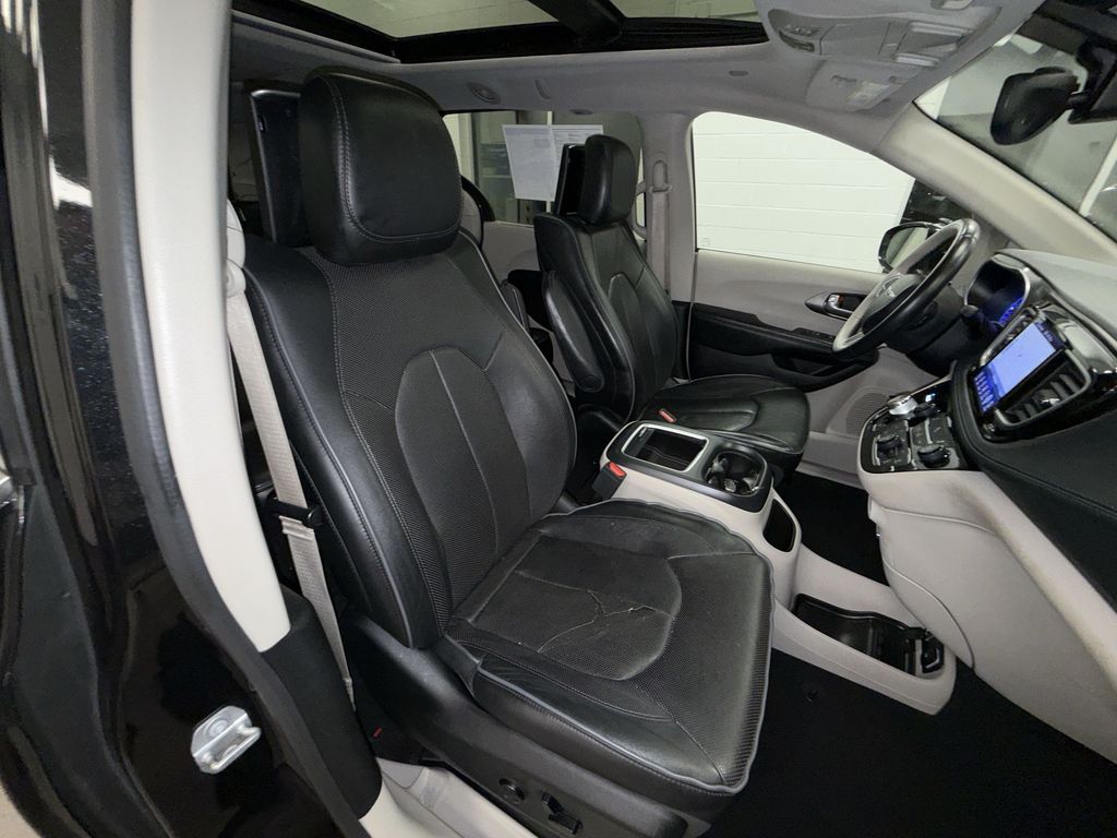 Thumbnail: 2017 Chrysler Pacifica - 11