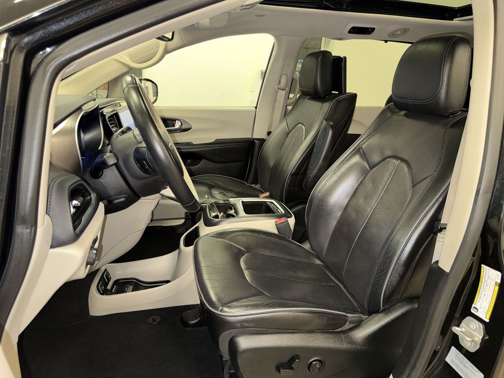 Thumbnail: 2017 Chrysler Pacifica - 10