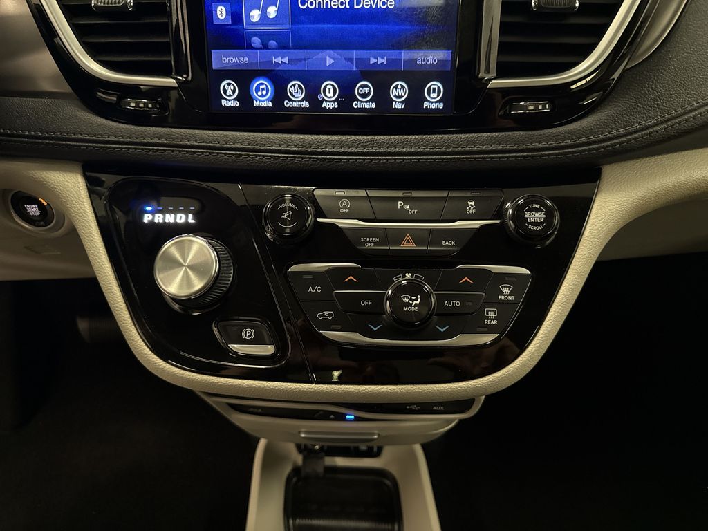 Thumbnail: 2017 Chrysler Pacifica - 25