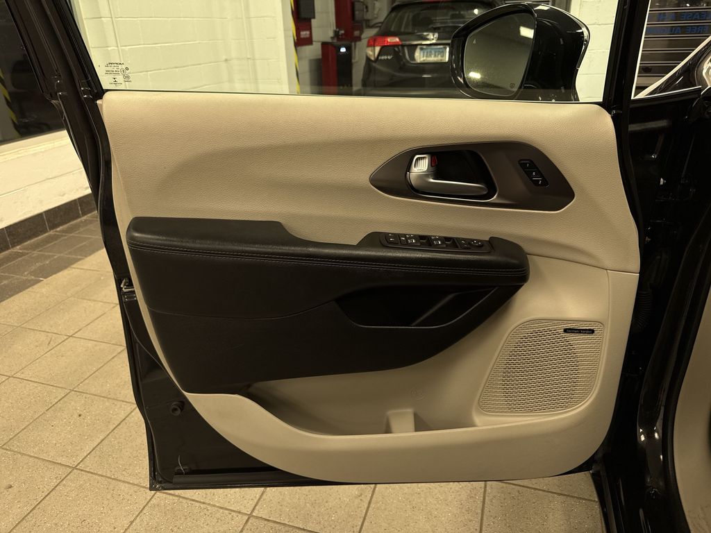 Thumbnail: 2017 Chrysler Pacifica - 33