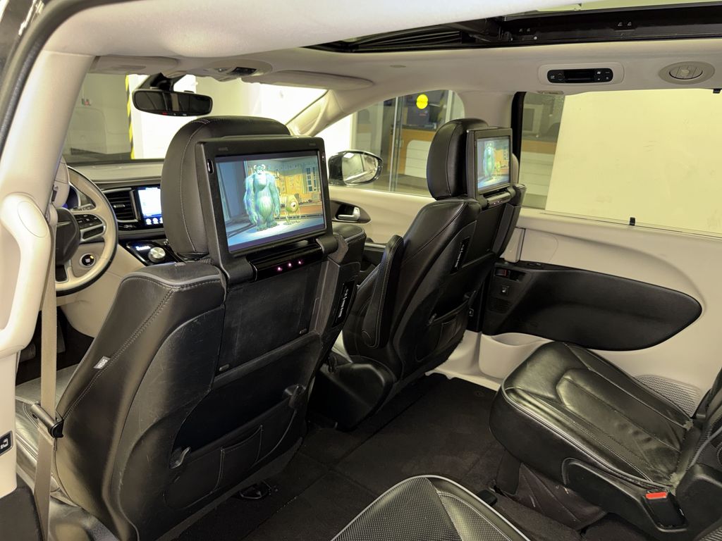 Thumbnail: 2017 Chrysler Pacifica - 32