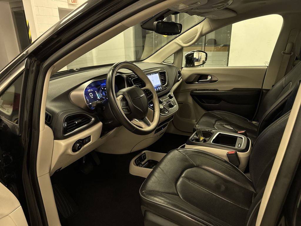 Thumbnail: 2017 Chrysler Pacifica - 9