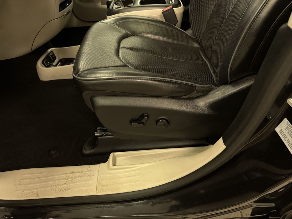 Thumbnail: 2017 Chrysler Pacifica - 27