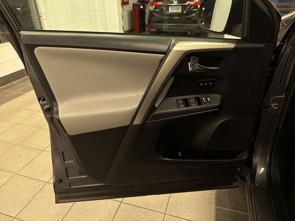 Thumbnail: 2015 Toyota RAV4 - 32
