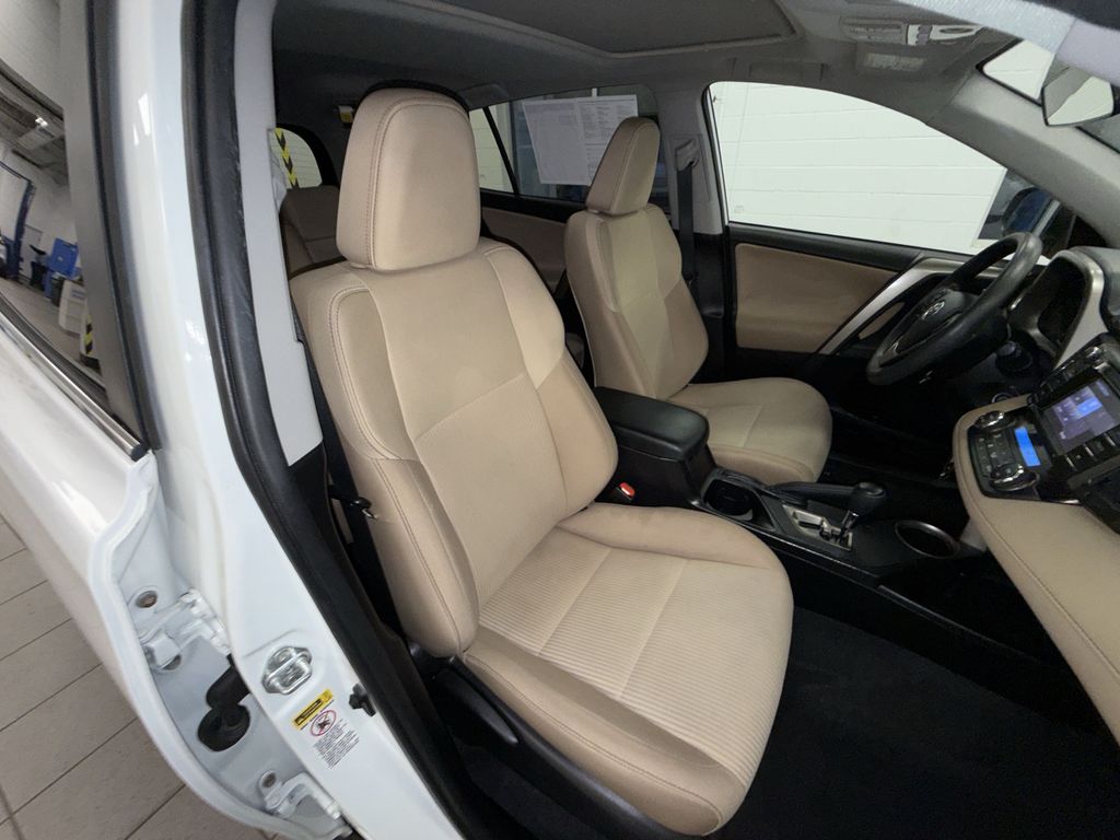 Thumbnail: 2015 Toyota RAV4 - 11