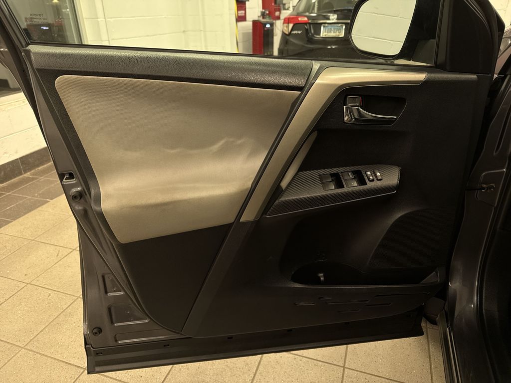 Thumbnail: 2014 Toyota RAV4 - 29
