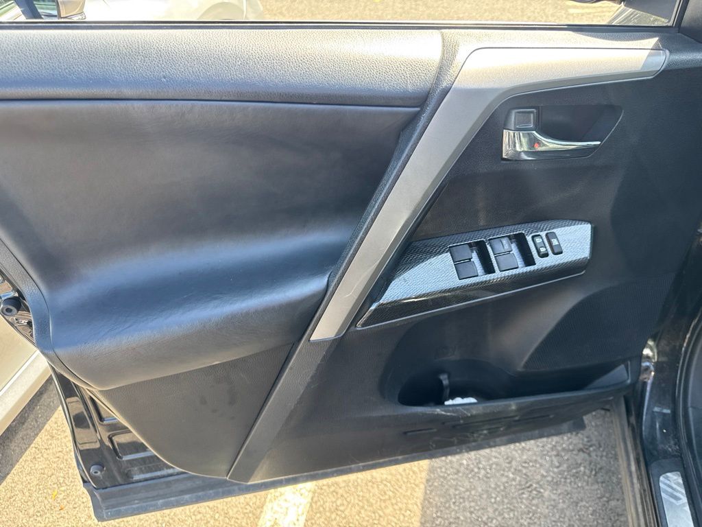Thumbnail: 2018 Toyota RAV4 - 16
