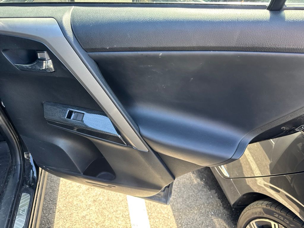 Thumbnail: 2018 Toyota RAV4 - 22