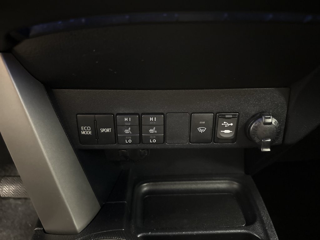 Thumbnail: 2018 Toyota RAV4 - 32