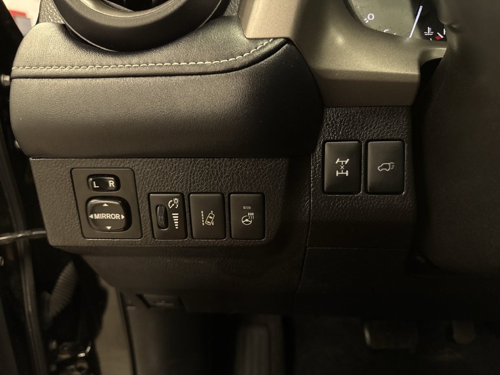 Thumbnail: 2018 Toyota RAV4 - 31