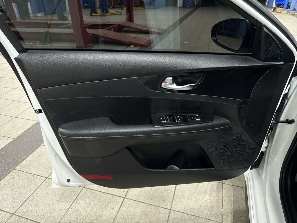 Thumbnail: 2023 Kia Forte - 30