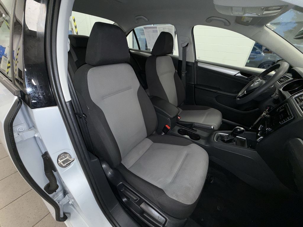 Thumbnail: 2018 Volkswagen Jetta - 9