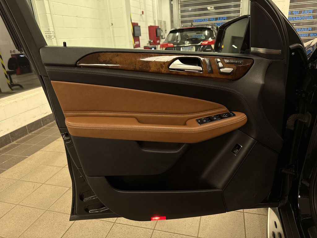 Thumbnail: 2016 Mercedes-Benz GLE - 30