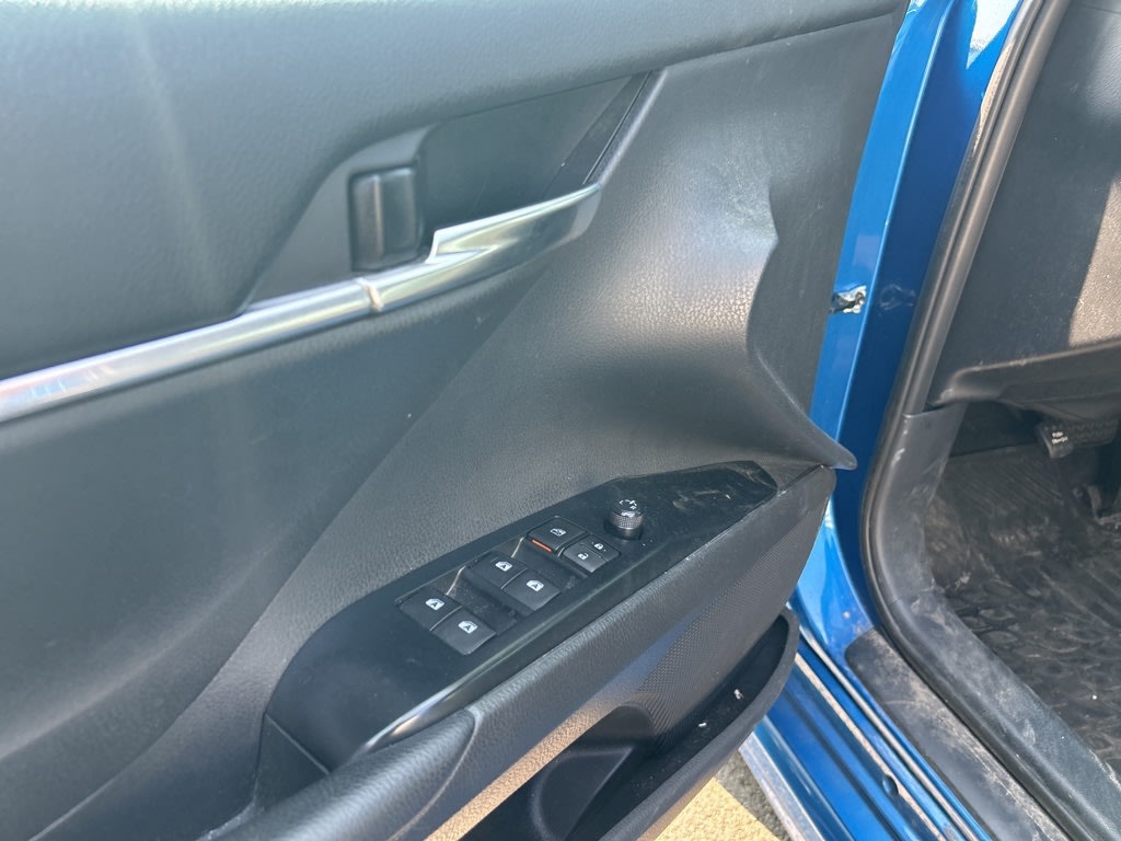 2020 Toyota Camry SE 19