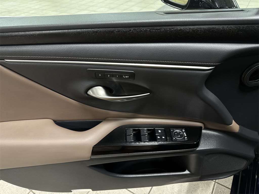 Thumbnail: 2022 Lexus ES - 25