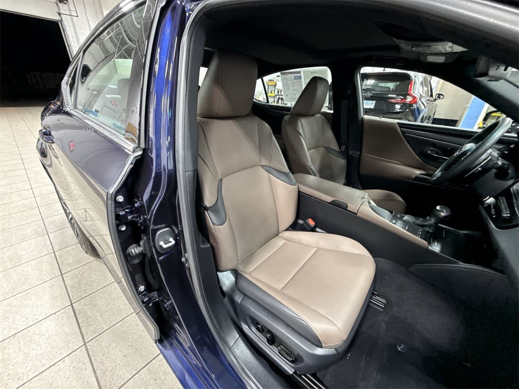 Thumbnail: 2022 Lexus ES - 10