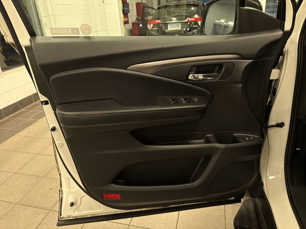 Thumbnail: 2018 Honda Pilot - 33