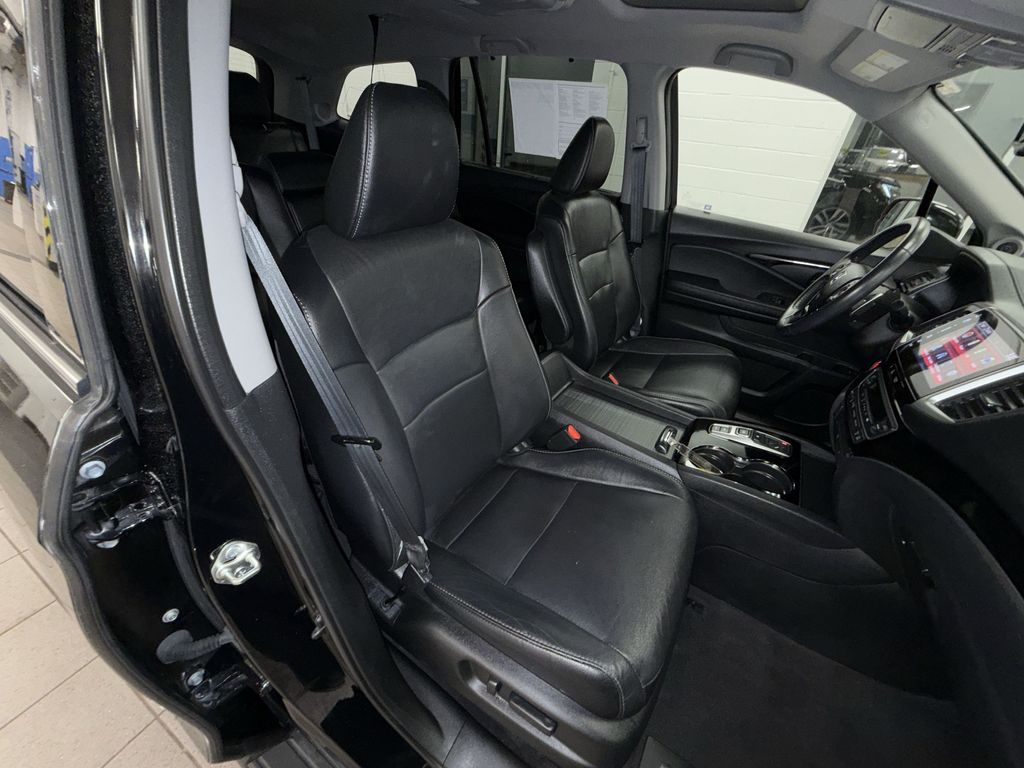 Thumbnail: 2017 Honda Pilot - 10