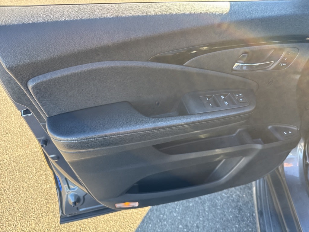 Thumbnail: 2016 Honda Pilot - 17