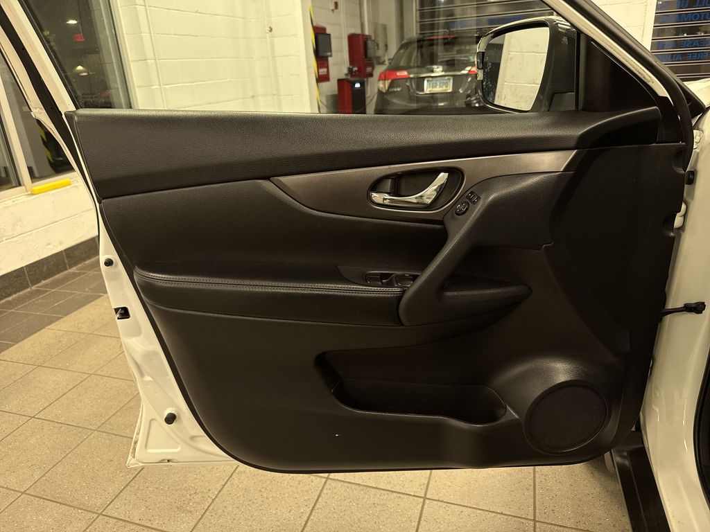 Thumbnail: 2014 Nissan Rogue - 30
