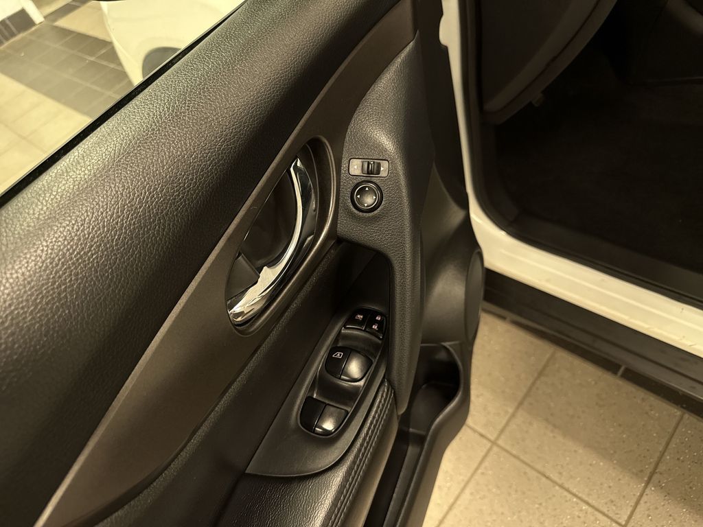 Thumbnail: 2014 Nissan Rogue - 25