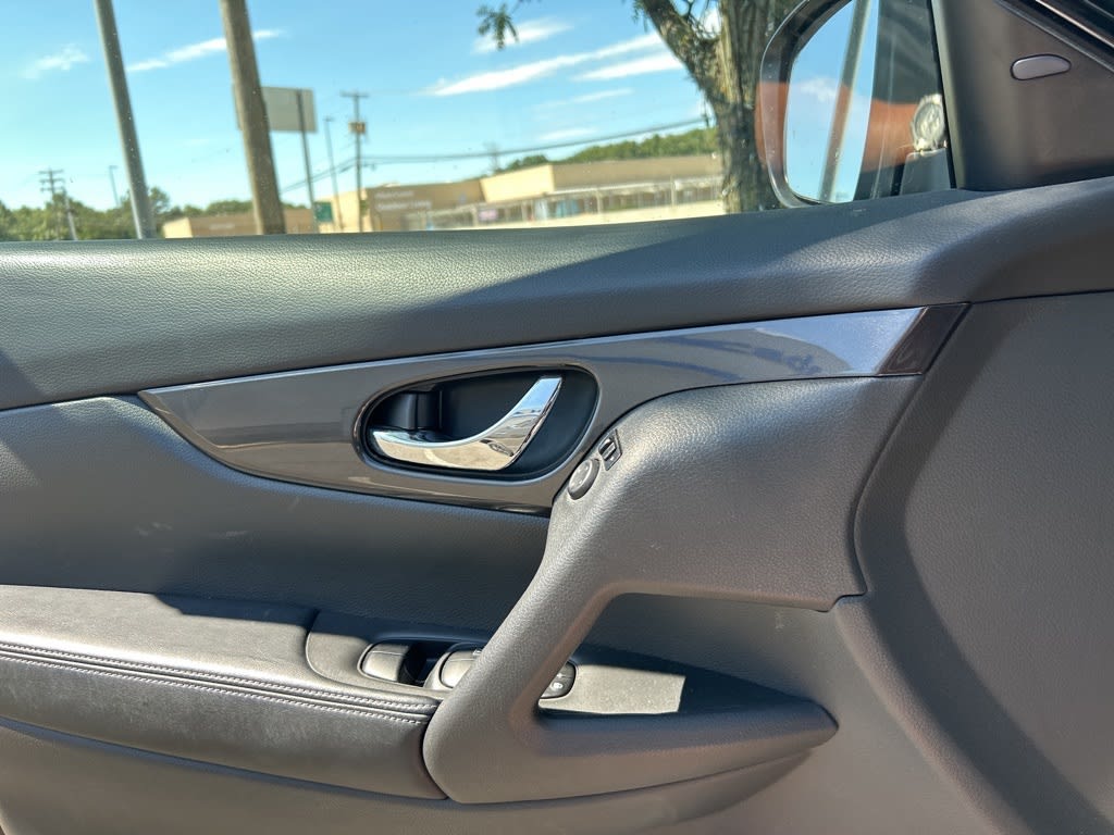 Thumbnail: 2018 Nissan Rogue - 16